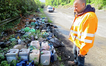 Saint-Maximin (Oise), le mardi 7 mai. Les 300 agents d'exploitation des routes du conseil départemental ramassent tous les ans près de 500 tonnes de déchets le long des 4060 km de routes départementales. LP/Stéphanie Forestier