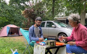 Paris (XVIe), ce samedi 3 août. Au camping du bois de Boulogne, Valérie et Tom ont payé 730 euros pour quinze jours. Une façon de se loger à moindre prix pendant les Jeux. LP/Clément Rabu