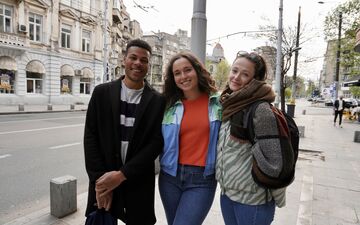 Timothé, Juliette et Léa ont tous les trois quitté la France pour étudier en Roumanie . LP/ Laure d'Almeida et Marine Gachet