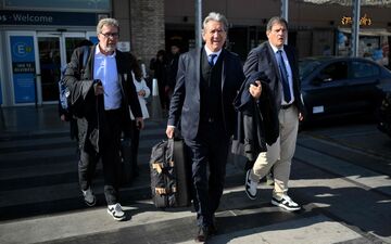 L'avocat Rafael Cuneo Libarona, au centre, accompagné de Florian Grill président de la FFr et Jean-Marc Lhermet. (Photo by Luis ROBAYO / AFP)