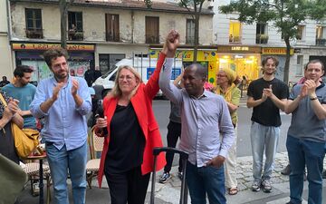 Paris (XXe), ce dimanche. La députée sortante Danielle Simonnet (ici avec son suppléant Laurent Sorel), non investie par le Nouveau Front populaire, arrive en tête dans la 15e circonscription. LP/Auguste Canier