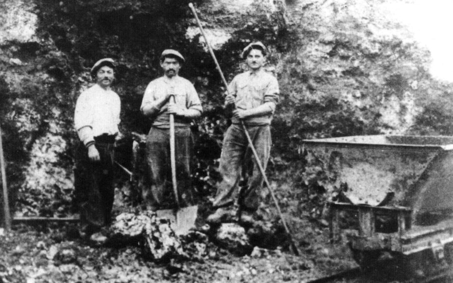 Photos d'ouvriers italiens prise vers 1920 à la carrière de la Revanche, connue aujourd'hui comme la colline d'Elancourt. De g. à d. : Alexandre Usseglio-Viretta, Félix Usseglio-Viretta et Henri Rolando. DR