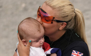 Amber Rutter a terminé 2e de la finale du skeet féminin. Elle a pu célébrer sa médaille d'argent avec son fils. REUTERS/Amr Alfiky