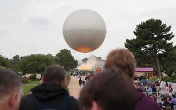 Quelques chanceux ont réussi à passer entre les problèmes techniques pour aller voir la vasque olympique aux Tuileries ce samedi. LP/Alexandre Delaitre