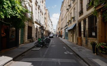 Rue Saint-Louis-en-l'Île (Paris IVe), le 2 juillet. Peu de clients, peu d'habitants, pas de circulation automobile… La semaine précédant la cérémonie d'ouverture s'annonce très calme. LP/Camille Thiébaud-Mathieu