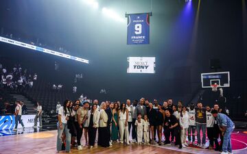 Tony Parker entouré des siens à l'issue de la cérémonie en son honneur à Décines. (Photo by Johnny Fidelin/Icon Sport)