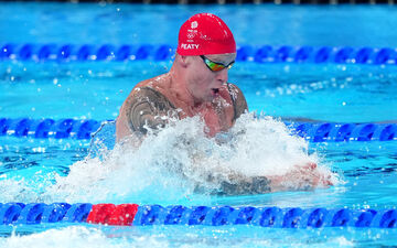 Le nageur britannique Adam Peaty, ici lors du relais 4x100m quatre nages, dimanche, n’a pas caché ses doutes sur la régularité de la performance des nageurs chinois. Icon Sport/Peter Byrne