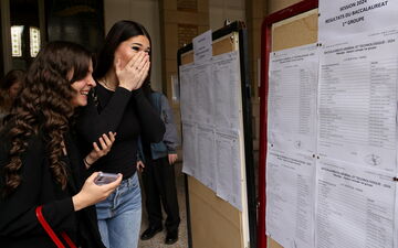 D'heureuses bachelières prenaient connaissance de leurs résultats à Paris, le 8 juillet. Pour leurs camarades passant le rattrapage, les épreuves se sont terminées jeudi. LP/Delphine Goldsztejn