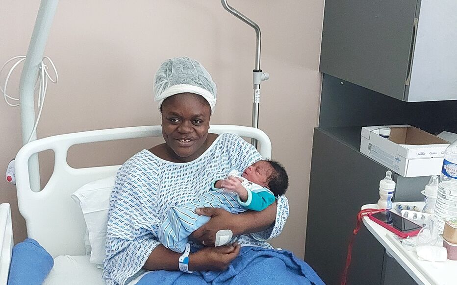 Orsay, le 8 juin 2024. Amaël, ici dans les bras de sa mère Baringa, est le premier bébé né dans la maternité du nouvel hôpital de Paris-Saclay. LP/Cécile Chevallier