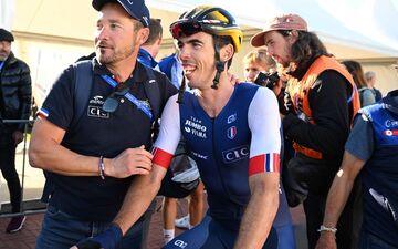 Le sélectionneur de l'équipe de France Thomas Voeckler, ici avec Christophe Laporte lors des championnats d'Europe en septembre, ne souhaite pas donner d'indices à la concurrence avant les JO de Paris 2024. Icon sport