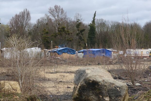 Des habitations temporaires ont été montées, faites de bric et de broc. 