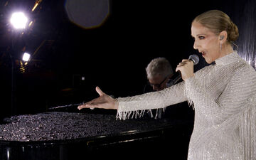 Céline Dion a chanté «L’Hymne à l’amour» depuis le premier étage de la tour Eiffel, à la cérémonie d'ouverture des JO. AFP/POOL/Olympic Broadcasting Servic