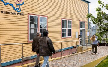 Les électeurs de Saint-Pierre-et-Miquelon vont devoir départager un divers droite et un socialiste. AFP/Chantal BRIAND