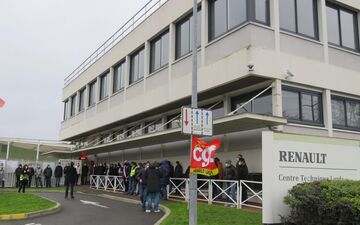 Archives. Les salariés du centre technique Renault de Lardy craignent le passage au "tout-électrique" de la marque. Ils veulent conserver le même nombre d'emplois. LP/Isoline Fontaine