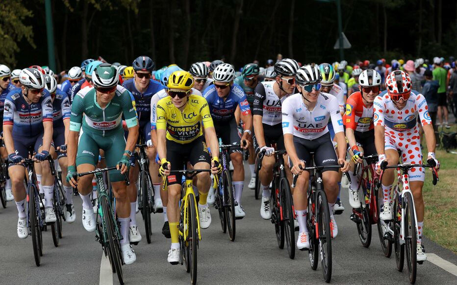 Jasper Philipsen (à vert), Jonas Vingegaard (en jaune), Tadej Pogacar (en blanc) et Giulio Ciccone (en blanc à pois rouges) sont les quatre vainqueurs des différents classements du Tour de France 2023. (Photo by Thomas SAMSON / AFP)