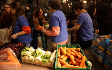 Par le jeu des échelons liés aux revenus des parents, de nombreux étudiants en difficulté se trouvent privés de bourses. Des précaires que l’on retrouve dans les files d’attente des distributions alimentaires organisées chaque semaine, comme ici par l'association Linkee. LP/Olivier Arandel