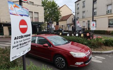 Creil, mardi 16 juillet. Des panneaux ont été installés dans le centre-ville de Creil dès mardi, pour prévenir les automobilistes des perturbations qui vont accompagner le passage de la flamme. LP/Arthur Guillamo