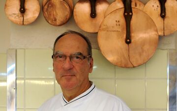 Bernard Vaussion, ex-cuisinier titulaire de l'Elysée, ici dans les cuisines du palais présidentiel le 1er octobre 2013. LP/ Yann Foreix