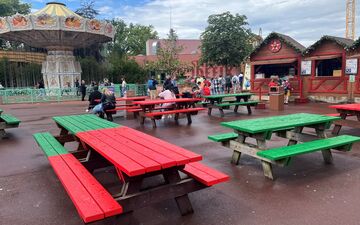 Plailly (Oise), le 13 juillet. Au Parc Astérix, les espaces restaurations sont loin de faire le plein comme un banquet gaulois. LP/Patrick Caffin