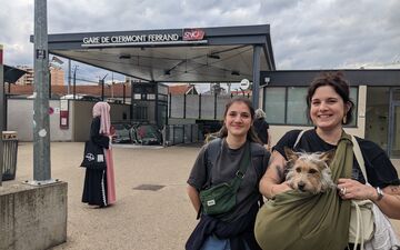 Solène Henry (à droite), technicienne image pour le cinéma, se demande si le train Intercités entre Clermont-Ferrand et Paris est bien compris dans le Pass Rail à 49 euros. /LP/Stéphane Frachet