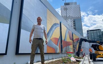 Nanterre, le 17 juillet. L'artiste peintre Guillaume Bottazzi a finalisé une œuvre qu'il veut apaisante en six tableaux répartis sur une surface de 144 m2. LP/M.D.