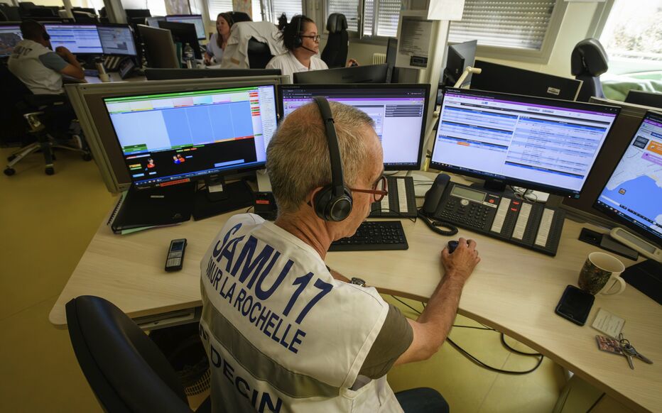 La salle de régulation du Samu Centre 15, située au coeur de l'hôpital de La Rochelle (Charente-Maritime), centralise tous les appels au 15 dans le département, dont ceux dédiés aux urgences pédiatriques. LP/Fabien Paillot