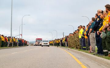 Les pompiers intervenant sur l'incendie hommage ont rendu hommage à leur collègue mort en combattant les flammes. AFP/Corporal Peter Grieves / Canadian Armed Forces