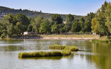 La mairie de Cournon-d’Auvergne (Puy-de-Dôme) a dû se résoudre à fermer les plages du plan d’eau de la commune. En cause, la pénurie de maîtres-nageurs. ©Mairie de Cournon-d'Auvergne