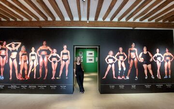 Saint-Denis (Seine-Saint-Denis), le 26 juin 2024. Valérie Perlès, directrice du musée Paul-Éluard, pose au milieu de l'impressionnante fresque d’Howard Schatz « Athletes Standing ». LP/C.G.