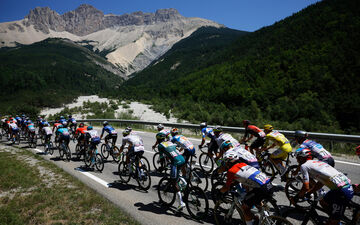 Les coureurs en action lors de cette 18e étape. REUTERS/Stephane Mahe