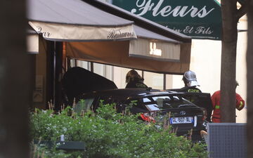 Une voiture s'est encastrée dans une terrasse de restaurant dans le 20e arrondissement mercredi soir. LP / Olivier Arandel