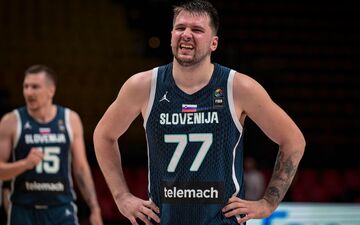 La détresse de Luka Doncic après l'élimination slovène. AFP.