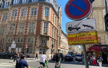 Paris (VIe), 25 juin. Rue de Vaugirard, entre le boulevard Raspail et la rue Madame, les places de stationnement et de livraison doivent être supprimées à compter du 1er juillet. LP/Auguste Canier