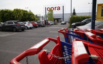 Les deux enfants avaient été laissés dans une voiture sur le parking du centre commercial Cora de Saint-Maximin (ici en 2021). (Illustration). LP/O.B.