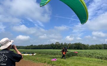 Le Mérévillois (Essonne), samedi 25 mai 2024. Pour la première fois de l'année, une session de vols en parapente a pu être organisée par l’école de vol libre des Piafs, issue de la MJC de Villebon-sur-Yvette sur un chemin en herbe du village. LP/Nolwenn Cosson