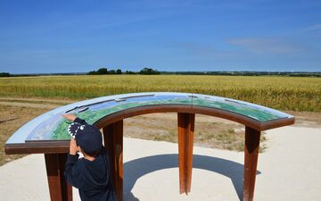 Cette nouvelle table d’orientation a été installée à Croix-Chapeau (Charente-Maritime), dans la campagne rochelaise, précisément à… 47 mètres d’altitude. LP/Amélia Blanchot