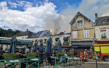Ce lundi, à Pierrefonds. Un incendie a ravagé le café-restaurant du Commerce, situé dans le centre-ville du village touristique. Sdis de l'Oise