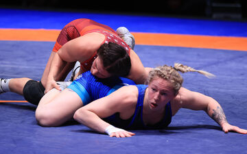 Pauline Lecarpentier (en bleu) va tenter de décrocher son ticket pour les JO de Paris ce samedi en -76 kg lors du TQO à Bakou (Azerbaïdjan). Icon Sport/Marko Prpic