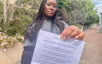 Chatou (Yvelines), ce mardi 2 juillet. Naomi, jeune infirmière, a retrouvé le tract sur le pare-brise de sa voiture. LP/Sébastien Birden