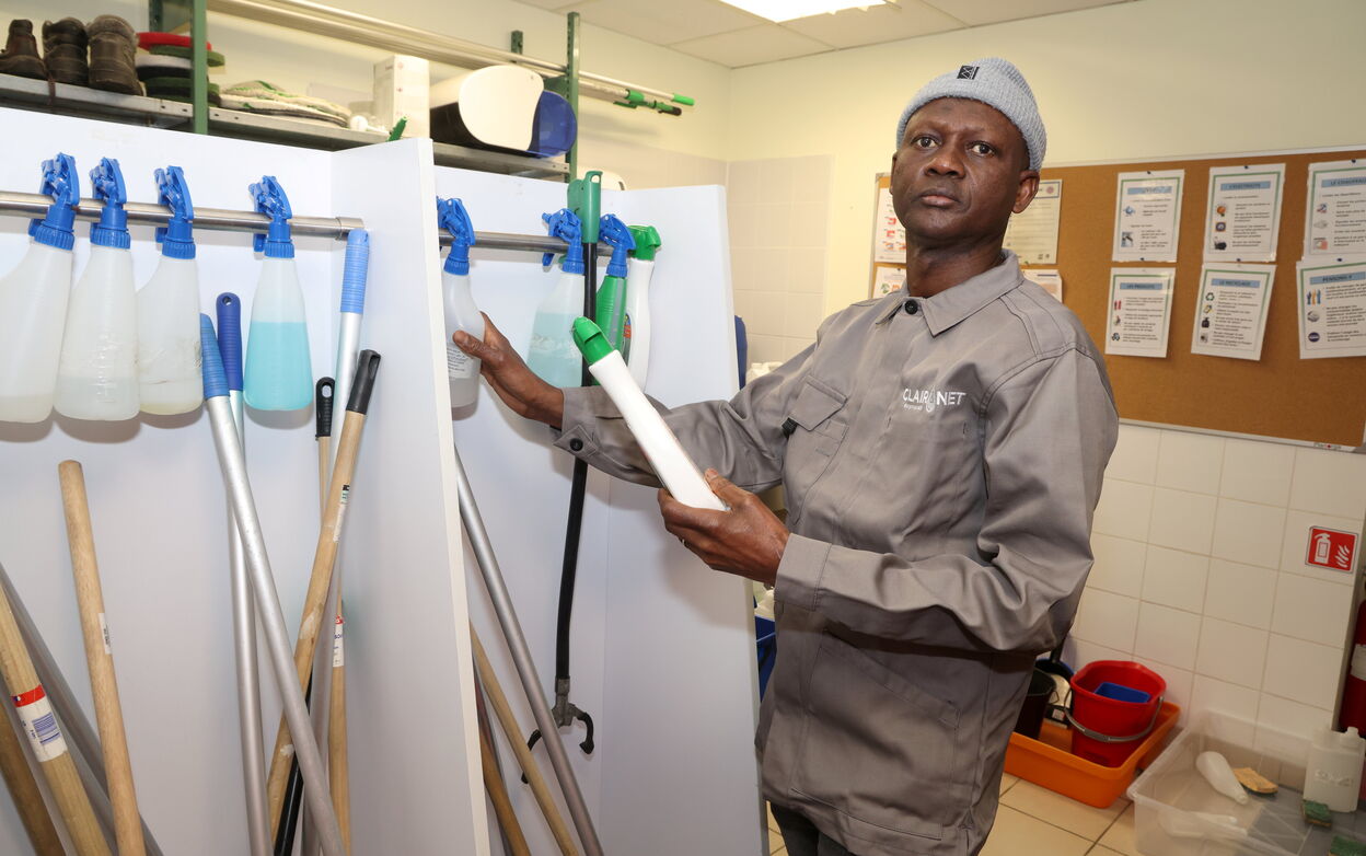 Paris, le 23 février 2024. Amadou Diallo a participé au nettoyage des bungalows pendant les travaux sur le village des athlètes à Saint-Denis. LP/Philippe Lavieille