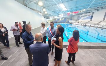 Colombes, le 11 juillet. Après dix-huit mois de travaux, Patrick Chaimovitch, maire écologiste de la ville (de dos) a remis les clés du centre aquatique à Edouard Donnelly, directeur exécutif des opérations de Paris 2024. LP/Olivier Bureau