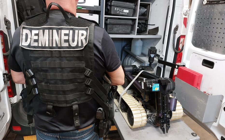 Paris (XVe), le 18 juin. Le laboratoire central est intervenu sur 271 colis suspects depuis le début de l'année. Ici, Fred, l'un des agents, avec un des deux robots du service. LP/Nicolas Goinard