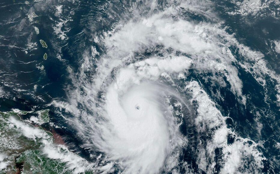 Inhabituellement précoce, l'ouragan évolue actuellement dans l'océan Atlantique à environ 175 kilomètres au sud-est de la Barbade. HANDOUT / NOAA/GOES / AFP