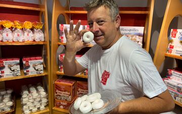 La rousquille, nappée de meringue au citron et à l'anis, est notamment produite par la confiserie du Tech, dirigée par Xavier Danjou, petit-fils des fondateur. LP/Christian Goutorbe