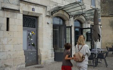 Bayonne (Pyrénées-Atlantiques), le 4 août 2023. Sur la porte de l'immeuble où habitait Patrice, un informaticien de 45 ans tué d'un coup de poing devant chez lui, quelques fleurs ont été accrochées. LP/Klervi Le Cozic