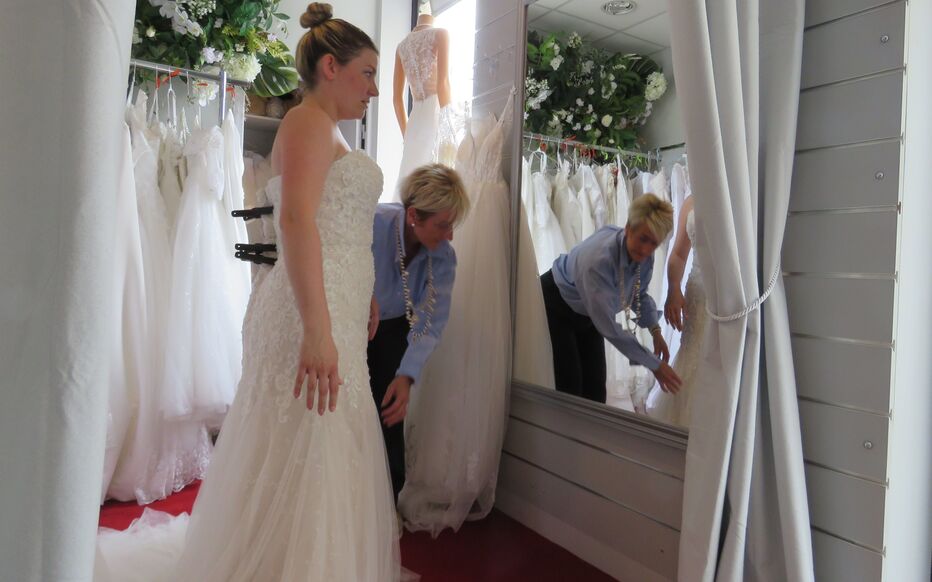 Compiègne (Oise), mardi 9 juillet. Tiffany, 30 ans, essaie des robes de mariée de seconde main en prévision de son mariage qui aura lieu en juillet 2025. LP/Stéphanie Forestier