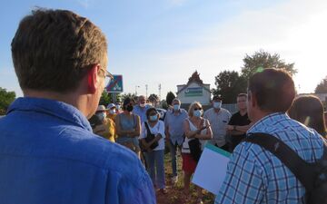 Clairoix, ce mardi. Un rassemblement d'habitants était organisé devant le site de Galloo. Nombre d'entre eux veulent voir l'entreprise déménager. LP/S.F.