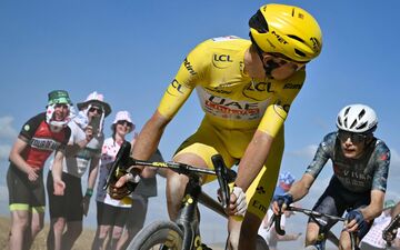 Sur les chemins blancs, Tadej Pogacar a demandé à Jonas Vingegaard de le relayer, en vain. (Photo by Marco BERTORELLO / AFP)