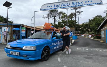 Renato Marozzo et sa R21 devant le camping des Flots bleus, en Gironde. Ce fan de la première heure de la saga «Camping» a initié ce projet de réplique avec des amis. LP/Denis Granjou