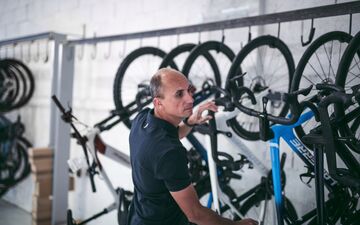Dorian Tabeau est le directeur des cycles Lapierre. Que ce soit sur route, à VTT ou en triahlon, les vélos de la marque française seront présents aux JO Paris 2024. Lapierre